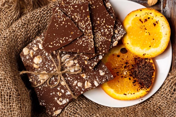Chocolate y naranja sobre una tela de saco