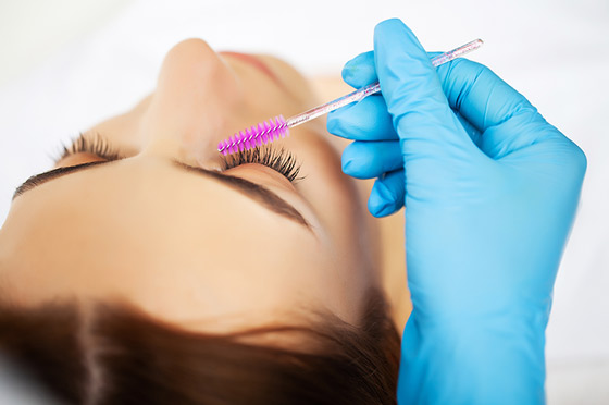 Pestañas peinadas con un cepillo durante el tratamiento