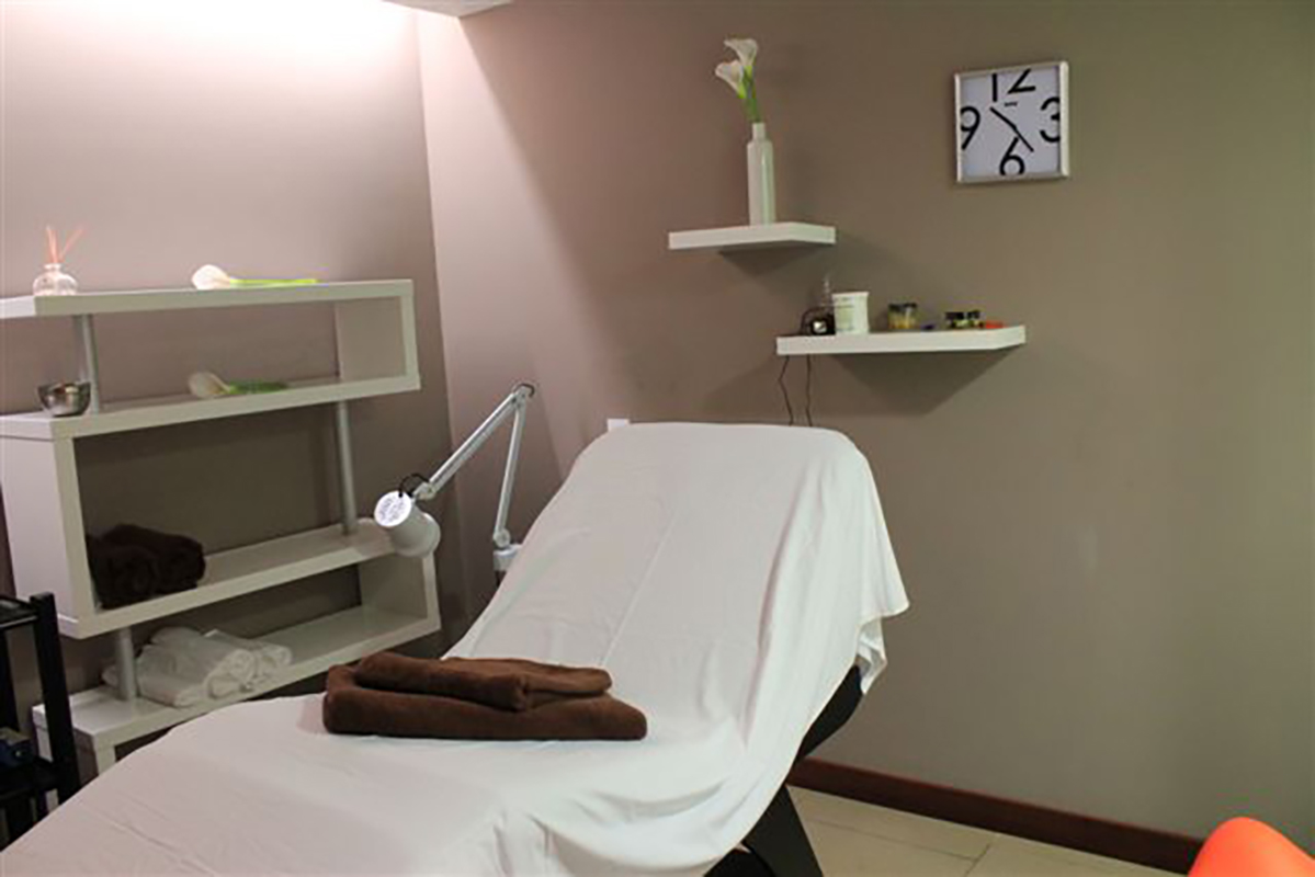 Cabina de estética con camilla y lupa de aumento, la de la limpieza facial